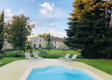 Piscine des chambres d'hôtes Le Clos Ayanna à Crémieu  - Balcons du Dauphiné