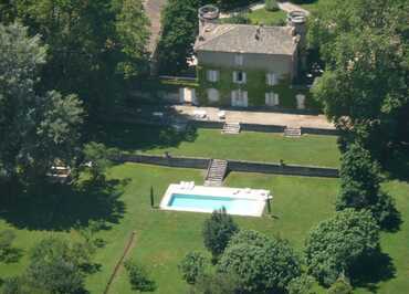 Vue aérienne du domaine avec le jardin et la piscine