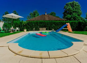 La piscine partagée, du gîte Loft à la campagne, à Parmilieu