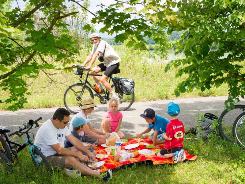 Pique-nique en famille à Belley sur la ViaRhôna
