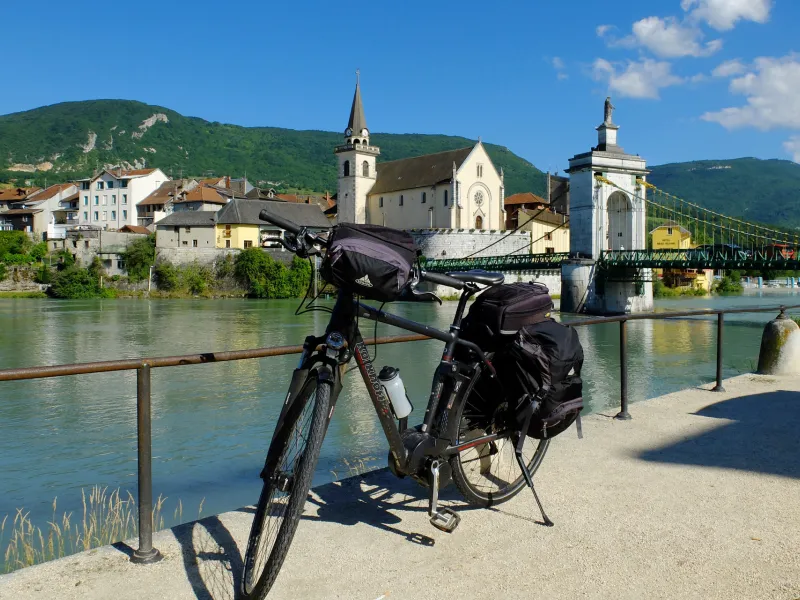 A vélo devant la pont vierge noire à Seyssel