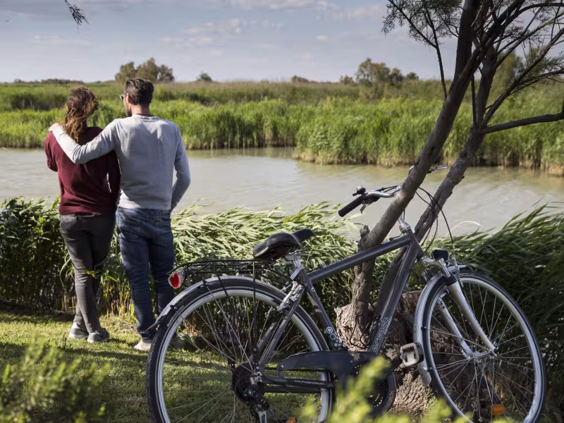 Vélo en couple en Camargue sur la ViaRhôna