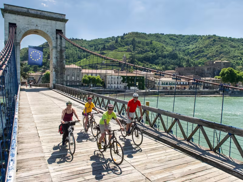 Sur le vieux pont de Tournon-sur-Rhône