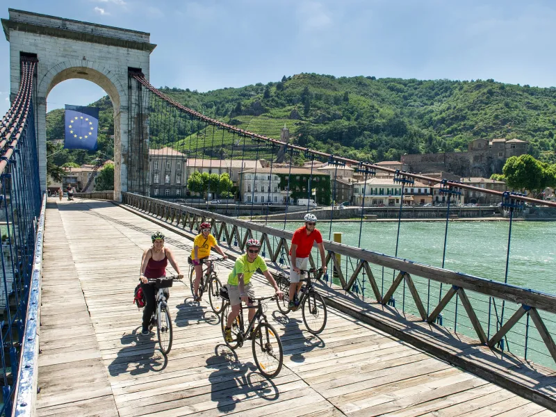 Sur le vieux pont de Tournon-sur-Rhône