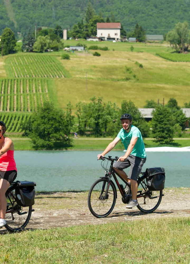 Cyclistes sur piste cyclable à Seyssel - ViaRhôna