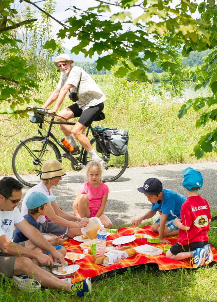 Pique-nique en famille à Belley sur la ViaRhôna