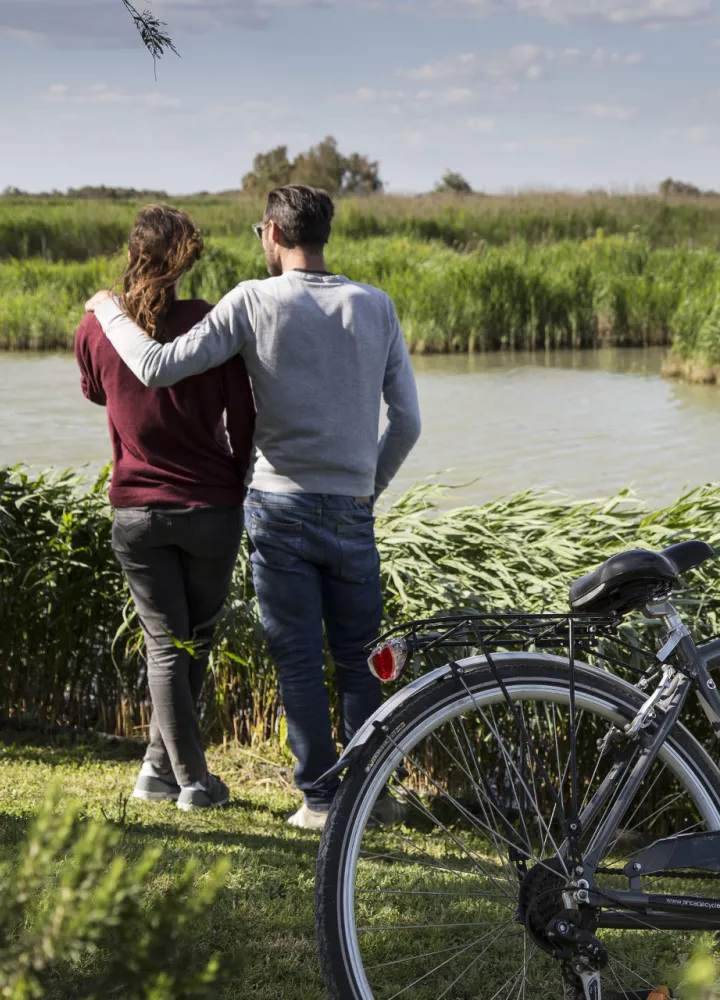 Vélo en couple en Camargue sur la ViaRhôna