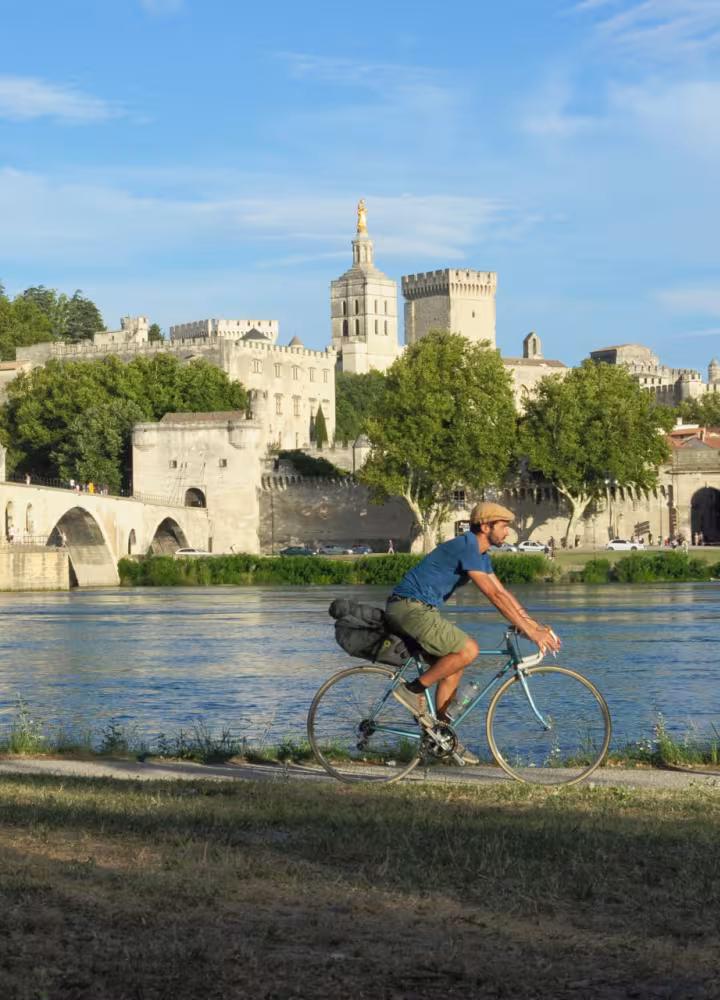 Cycliste sur ViaRhôna devant le pont d'Avignon 
