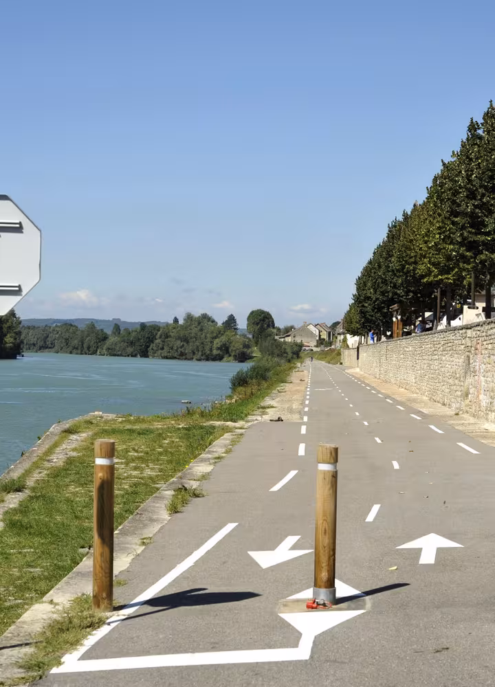 Piste cyclable le long du Rhône sur la ViaRhôna