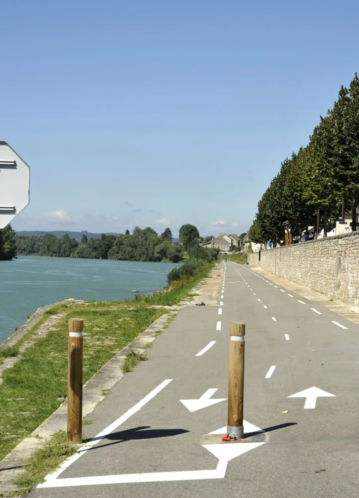 Piste cyclable le long du Rhône sur la ViaRhôna