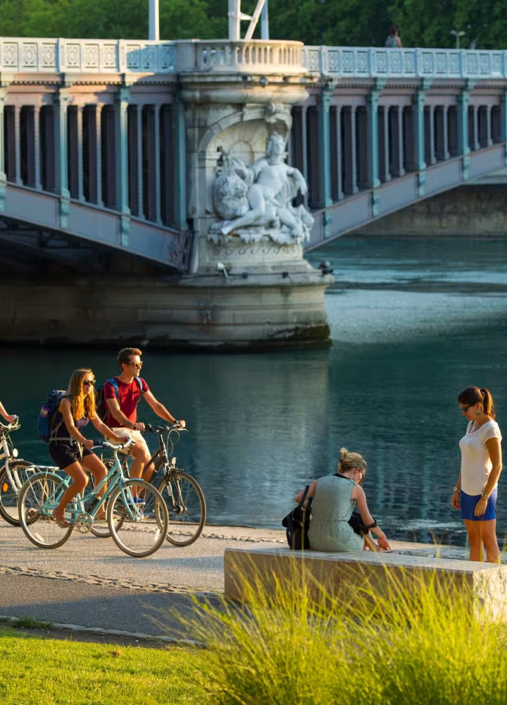 Voyageur à vélo le long du Rhône à Lyon