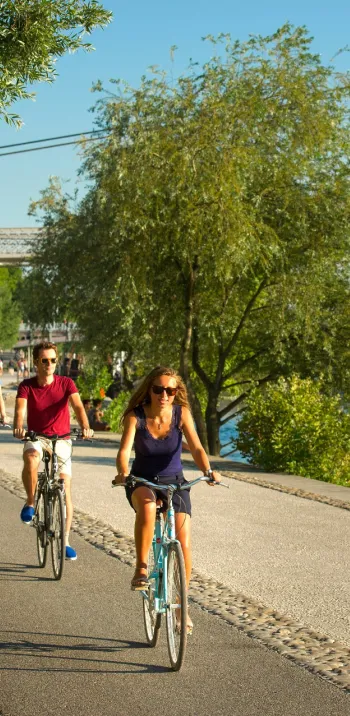 Les berges du Rhône à vélo à Lyon