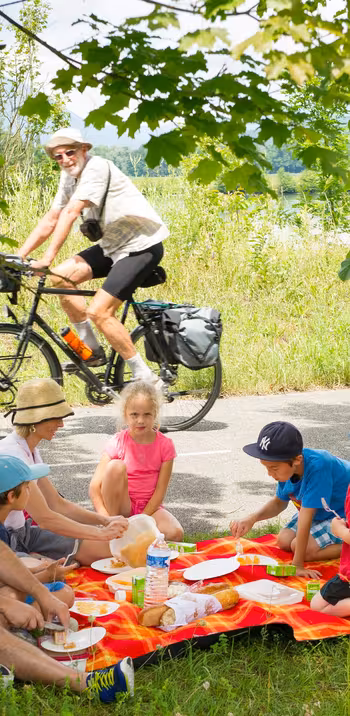 Pique-nique en famille à Belley sur la ViaRhôna