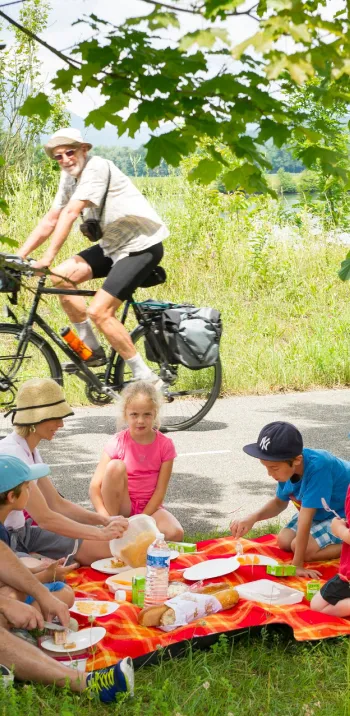 Pique-nique en famille à Belley sur la ViaRhôna