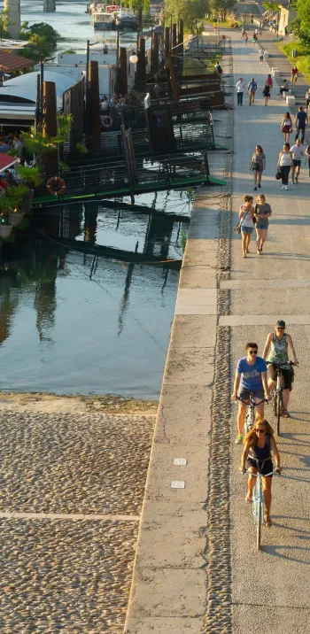 Piste cyclable à côté du Rhône et des bateaux à Lyon De Vienne à Saint Vallier à travers le vignoble de la vallée du Rhône [53 km]