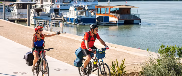 Couple à vélo sur les quais de Tournon sur Rhône (Ardèche)