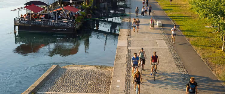 Piste cyclable à côté du Rhône et des bateaux à Lyon De Vienne à Saint Vallier à travers le vignoble de la vallée du Rhône [53 km]