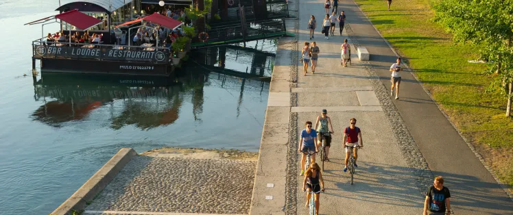 Piste cyclable à côté du Rhône et des bateaux à Lyon De Vienne à Saint Vallier à travers le vignoble de la vallée du Rhône [53 km]