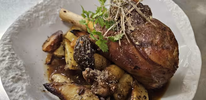 Souris de gigot d'agneau braisé au foin du village