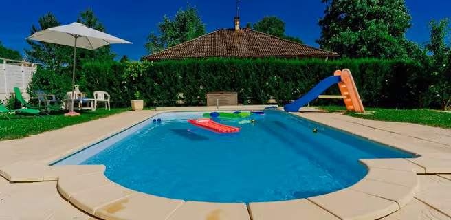 La piscine partagée, du gîte Loft à la campagne, à Parmilieu