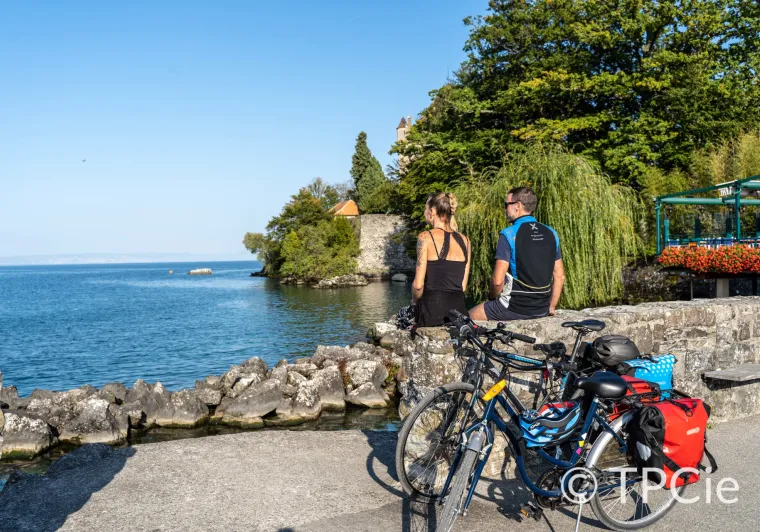 Cyclists taking a break in front of Lake Geneva