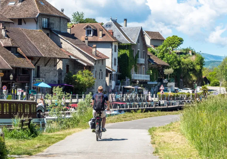 Le canal de Savière à vélo à Chanaz - ViaRhôna