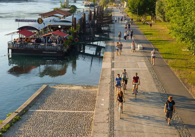 Piste cyclable à côté du Rhône et des bateaux à Lyon 