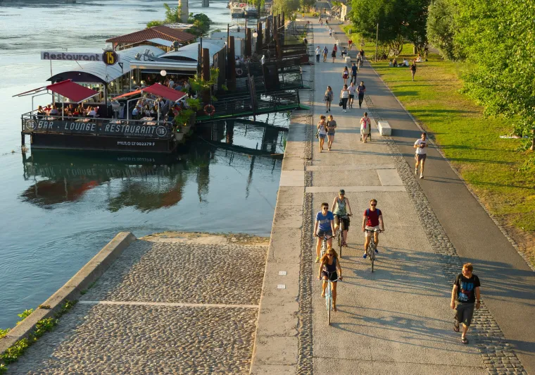 Piste cyclable à côté du Rhône et des bateaux à Lyon 
