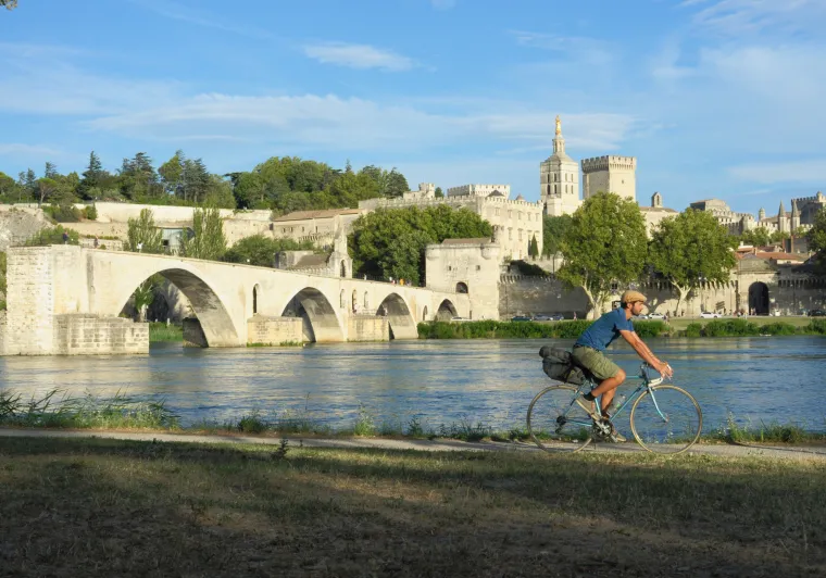 Cycliste sur ViaRhôna devant le pont d'Avignon 