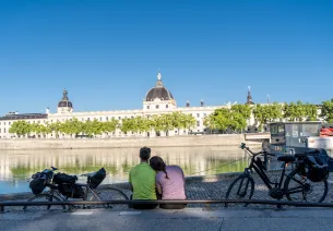 Cyclists in front of the Grand Hôtel-Dieu in Lyon