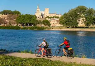 Cyclists along the Rhône in front of Arles