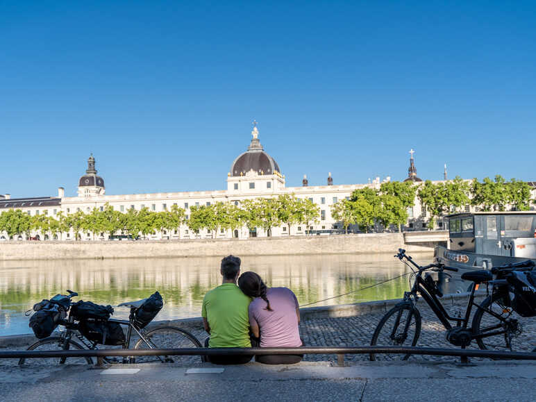 Cyclistes devant le Grand Hôtel-Dieu à Lyon