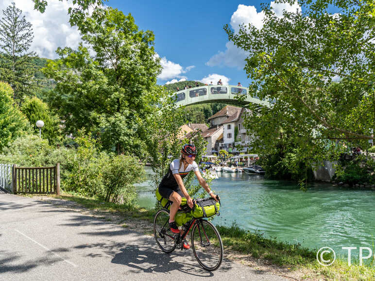 Cyclistes  le long du Canal de Savière 