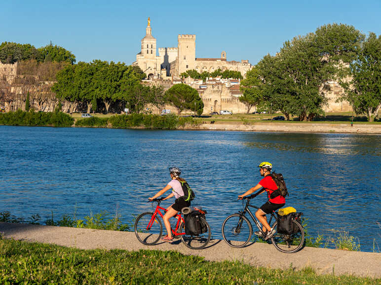 Cyclistes le long du Rhône face à Arles
