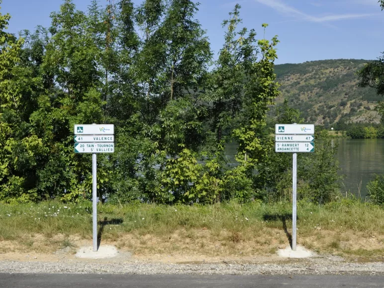 Schilder in beide Richtungen des Radweges